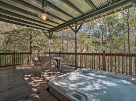 Riverfront Tallulah Falls Cabin with Hot Tub!，位于Tallulah Falls的酒店