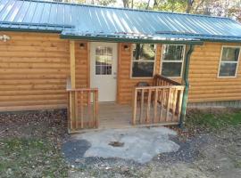 Cabin with a tree house on a buffalo farm .，位于Marshall的酒店