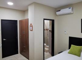 Apartamento habitación ejecutiva，位于曼塔Manta Harbour附近的酒店