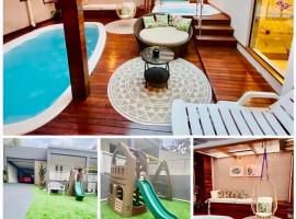 CWB 997 com piscina aquecida jacuzzi e Playground，位于库里提巴的度假屋