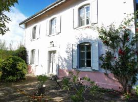 Le Clos de la Borde, chambre verte，位于Arches的酒店