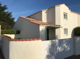 &Agrave; 150m de la plage，位于La B&eacute;taudi&egrave;re的带泳池的酒店