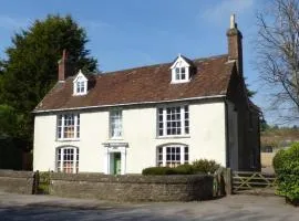 Stunning Apartment Opposite Cowdray Ruins in Heart of Midhurst
