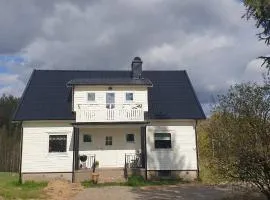 Stort hus i vackra Karl Gustav, när fin bad och fiskesjö och Ullared