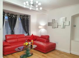 Glasgow Comfortable and Modern 3 Bedroom Mid Terraced Villa，位于格拉斯哥埃布罗克斯球场附近的酒店