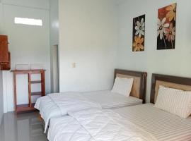 Hotel Anugrah Situngkir 3 near Creative Hub Pangururan Samosir RedPartner，位于Sinapuran的酒店