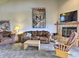 Upson Ski-InandSki-Out, End-Unit Cabin with Fireplace!，位于Montreal的酒店