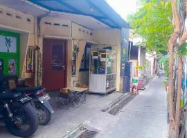 Losmen 2000 Tiga