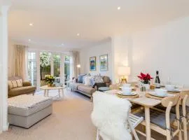 Modern Mews House with Free Parking Space, and Patio by Huluki Sussex Stays