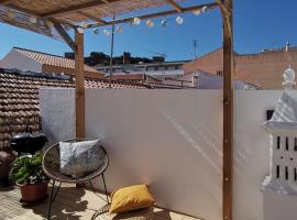 Algarve house, sun, terrace, views and barbecue，位于西尔韦斯的度假屋