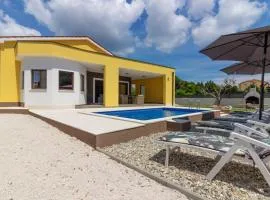 Modern villa Eve in Medulin with pool near the beach