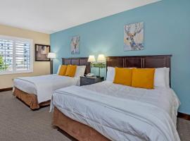 Near Disney - 1BR Suite with Two Queen Beds - Pool and Hot Tub!，位于奥兰多的酒店