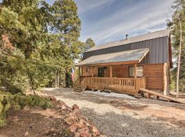 Duck Creek Village Cabin with Deck on Half Acre，位于达克科里克村的酒店