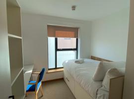 Regency Hall Smart Cheltenham Ensuite Rooms a，位于切尔滕纳姆的酒店