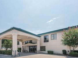 Super 8 by Wyndham Fort Worth Downtown South，位于沃思堡的酒店