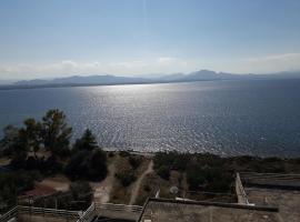 Panoramic View Atlas Loutraki，位于路特奇的自助式住宿