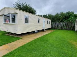 Cosy caravan in Rhyl North Wales，位于拉尔的酒店