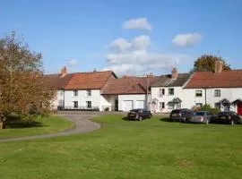 Luxury 1 bed cottage with hot tub and log burner