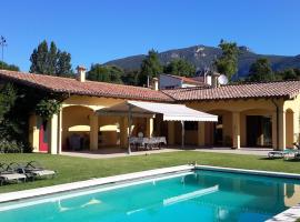 Idyllic guest wing of villa，位于Sales del Llierca的度假屋