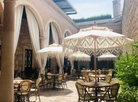 Casa Vieja Hotel Boutique，位于莫雷利亚的带停车场的酒店