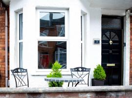 Cheerful 2 bedroom house in the heart of Belfast，位于贝尔法斯特的酒店