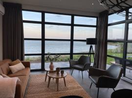 Traum Chalet am Ijsselmeer，位于恩克赫伊曾的酒店