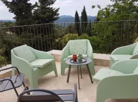 Callian: lumineux duplex avec terrasse et vue