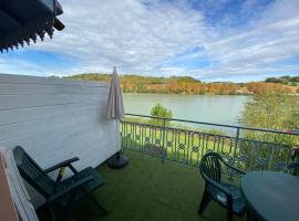 appartement au calme face au lac，位于马尔西亚克的酒店