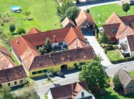Ferienwohnungen und Appartements im idyllischen Vierkanthof, Gruppenurlaube，位于菲尔斯滕费尔德附近洛伊佩尔斯多夫的酒店