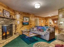 Sunset Ridge Cabin - behind Dollywood, large game room, jacuzzi tub, fire pit, large wrap-around deck, and more