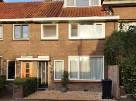 Single family home in Hillegersberg - Schiebroek，位于鹿特丹Stichting Sportcomplex Abeelweg附近的酒店