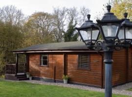 The Steadings Log Cabins，位于Kettlebridge的住宿加早餐旅馆