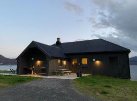 BEDEHUSET Basecamp Senja，位于Skaland的酒店