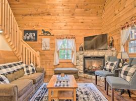 Rustic Rothbury Cabin with Resort Amenity Access!，位于Rothbury的酒店