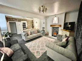 Traditional cosy PET FRIENDLY cottage by the canal with Cymru Holidays，位于昆布兰的酒店
