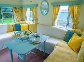 Wind In The Willows: Sleeps 4, Kitchen, bathroom, lounge, WIFI，位于Napton on the Hill的公寓