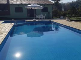 Casa de Campo "Recanto Céu Azul"，位于瓜拉雷马的带泳池的酒店