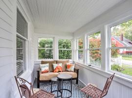 Pet-Friendly Home - half Mi to Downtown Willoughby!，位于威洛比的酒店