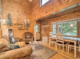 Pet-Friendly Adirondack Cabin with On-Site Lake，位于萨拉纳克莱克的酒店