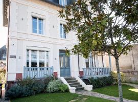 Villa Berry Centre Deauville - Chic & Stylée - Magnifique Jardin，位于多维尔的家庭/亲子酒店