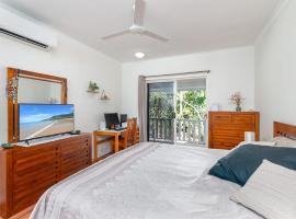 Modern 2 bedroom townhouse - Four Mile Beach Escapes，位于道格拉斯港的酒店
