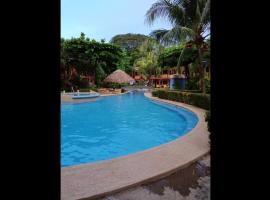 Room in Condo - Nice condo to vacation in Playas del Coco，位于科克的住宿加早餐旅馆