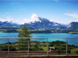 Chalet with view of the mountains and the Thun lake，位于锡格里斯维尔的酒店