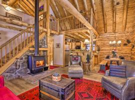 Rustic Breckenridge Cabin with Private Hot Tub，位于布雷肯里奇的酒店