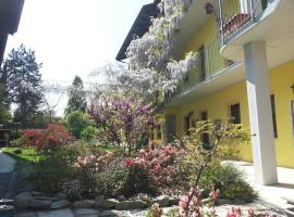 Agriturismo Tra Serra E Lago，位于Roppolo的酒店