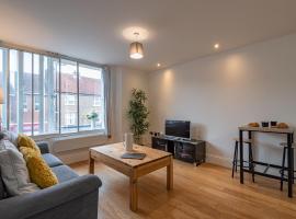 Cozy 2 Bedroom Apartment in Newbury Town Centre - SLEEPS 7 with NETFLIX and WiFi，位于纽伯里的公寓