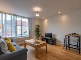 Cozy 2 Bedroom Apartment in Newbury Town Centre - SLEEPS 7 with NETFLIX and WiFi