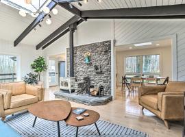 Modern Hideaway with Deck and State Forest Access，位于Livingston Manor的酒店