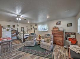 Pet-Friendly Libby Cottage with Mountain Views!，位于Libby的酒店