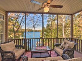 Lake Keowee Escape with Dock, Deck and Lake Access!，位于Six Mile的酒店